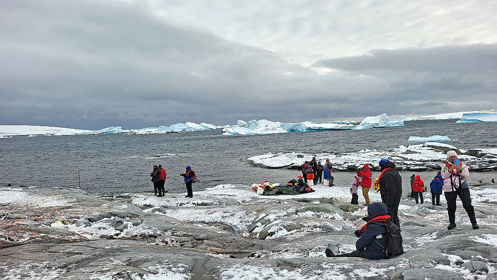Landing [01099] 21-mrt-2023 (Port Charcot, Antarctica).jpg - Landing