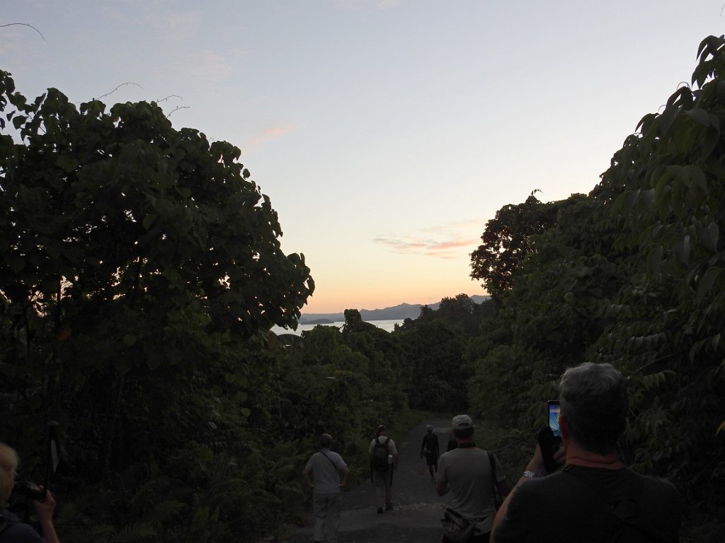 Zonsondergang [00573] 26-jul-2018 (Raja Ampat, Waigeo).jpg - Zonsondergang